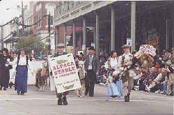 Dickens_Parade_2001_1.jpg (41847 bytes)